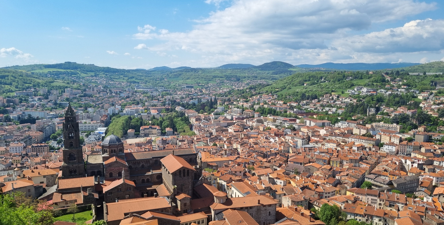  Vue sur le Puy-en-Velay © iStock / Karen Barthomeuf
