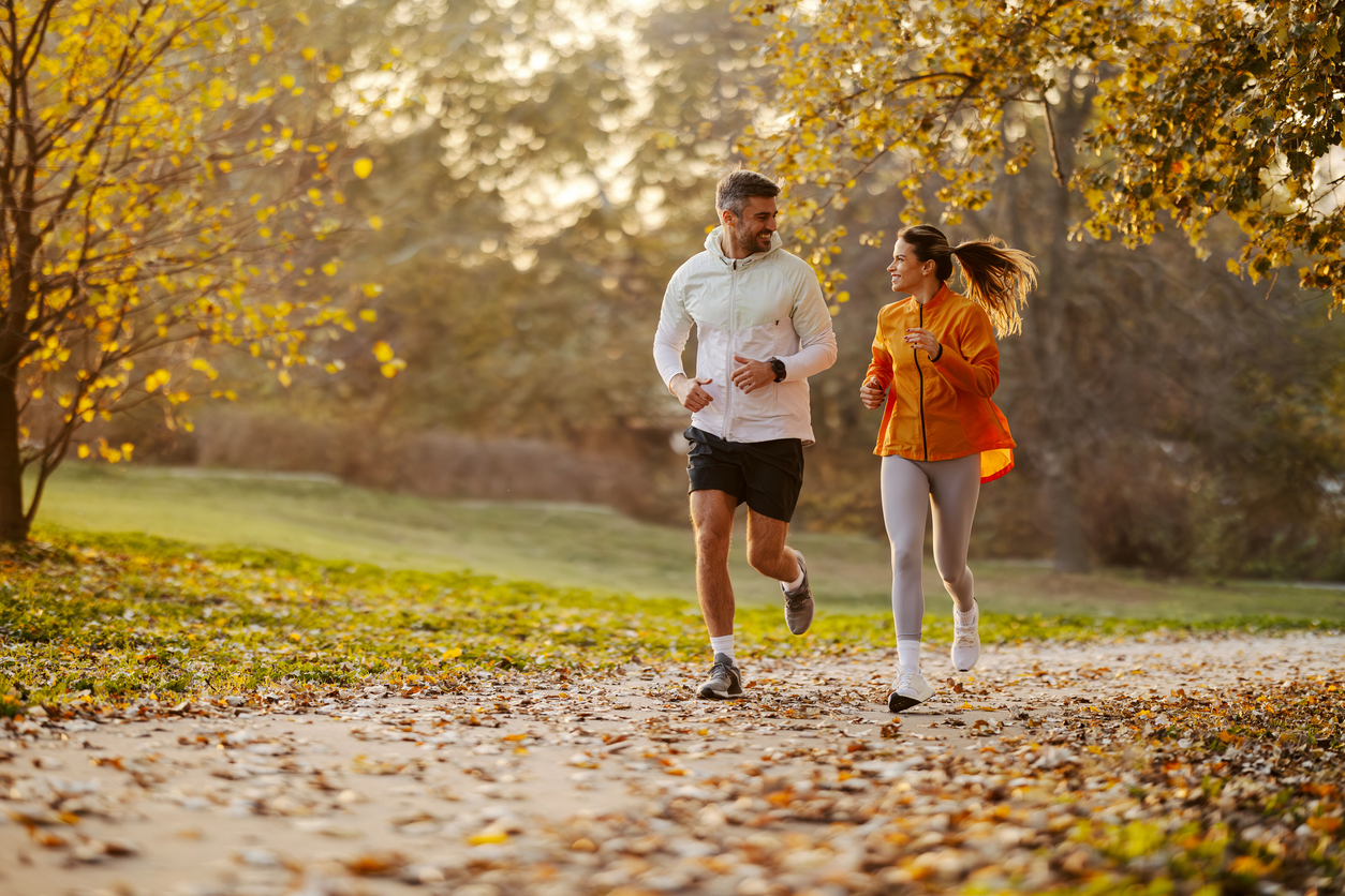 Exercices en plein air pour le maintien d'une bonne santé en Europe.  © iStock / Organic Media
