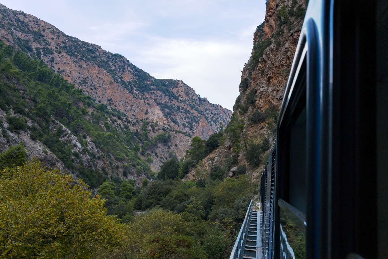  Train dans la gorge de Vouraikos, Péloponnèse, Grèce. © iStock / Florent Martin