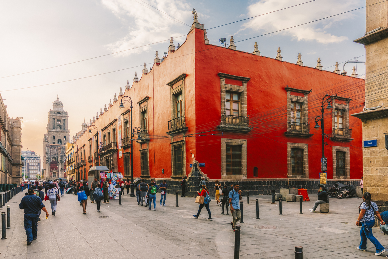 Rue Moneda près du Zócalo, avec la cathédrale de Mexico en arrière-plan. © iStock / pawel.gaul