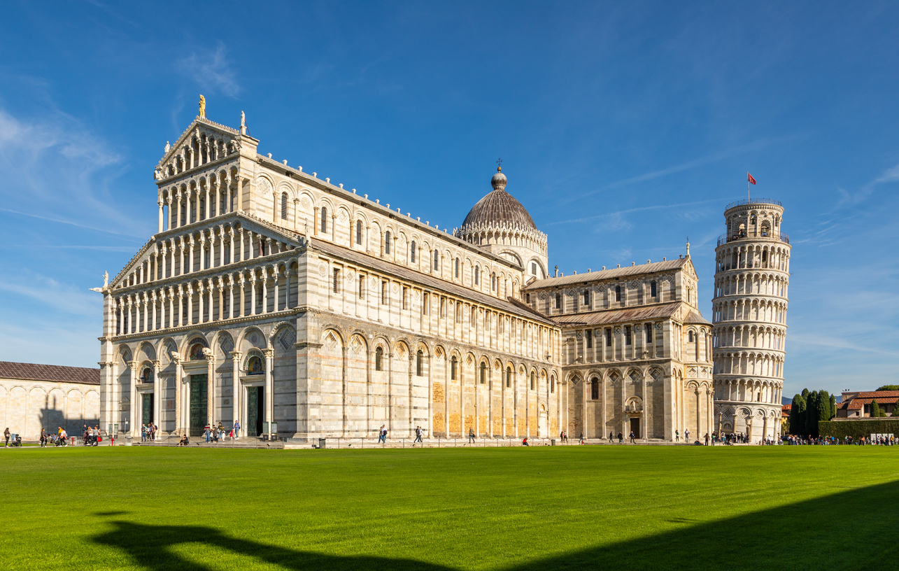 Tour penchée de Pise et Duomo sur la Piazza dei Miracoli, Pise, Italie. © iStock / raagoon