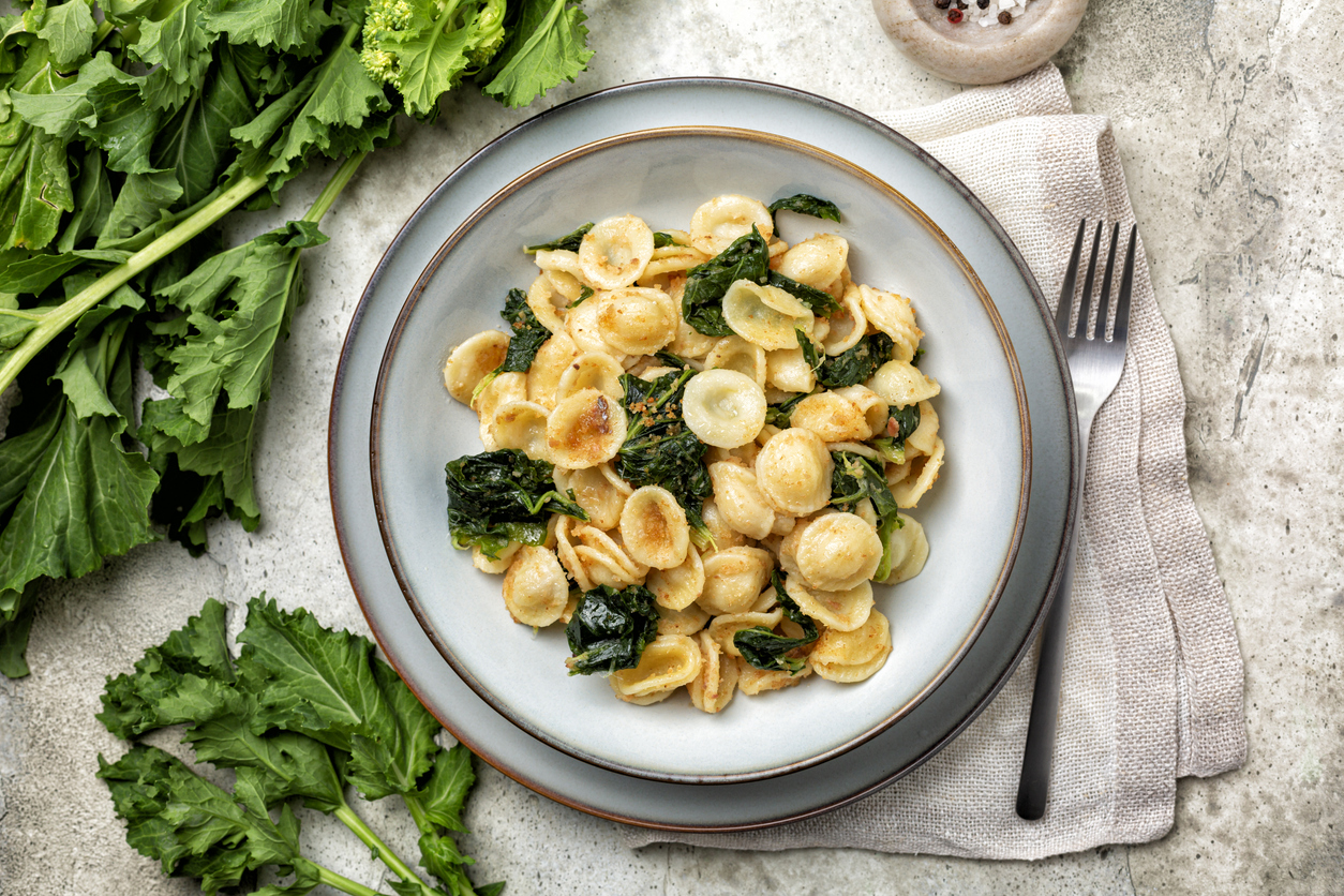Orecchiette avec le cime di rapa, typique des Pouilles. Préparé avec de l’anchois, de la chapelure et des rapins, aussi appelés brocoli rabe ou feuilles de navet.  © iStock / Olga Mazyarkina