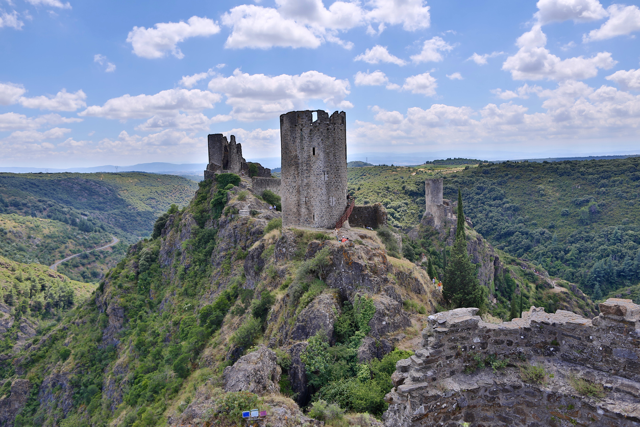 Les châteaux de Lastours, aujourd'hui en ruine, département de l'Aude, région Occitanie. © iStock / Patric Schielke
