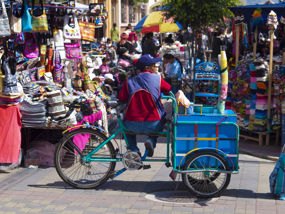 Le marché d'Otavalo, Équateur © iStock / holgs