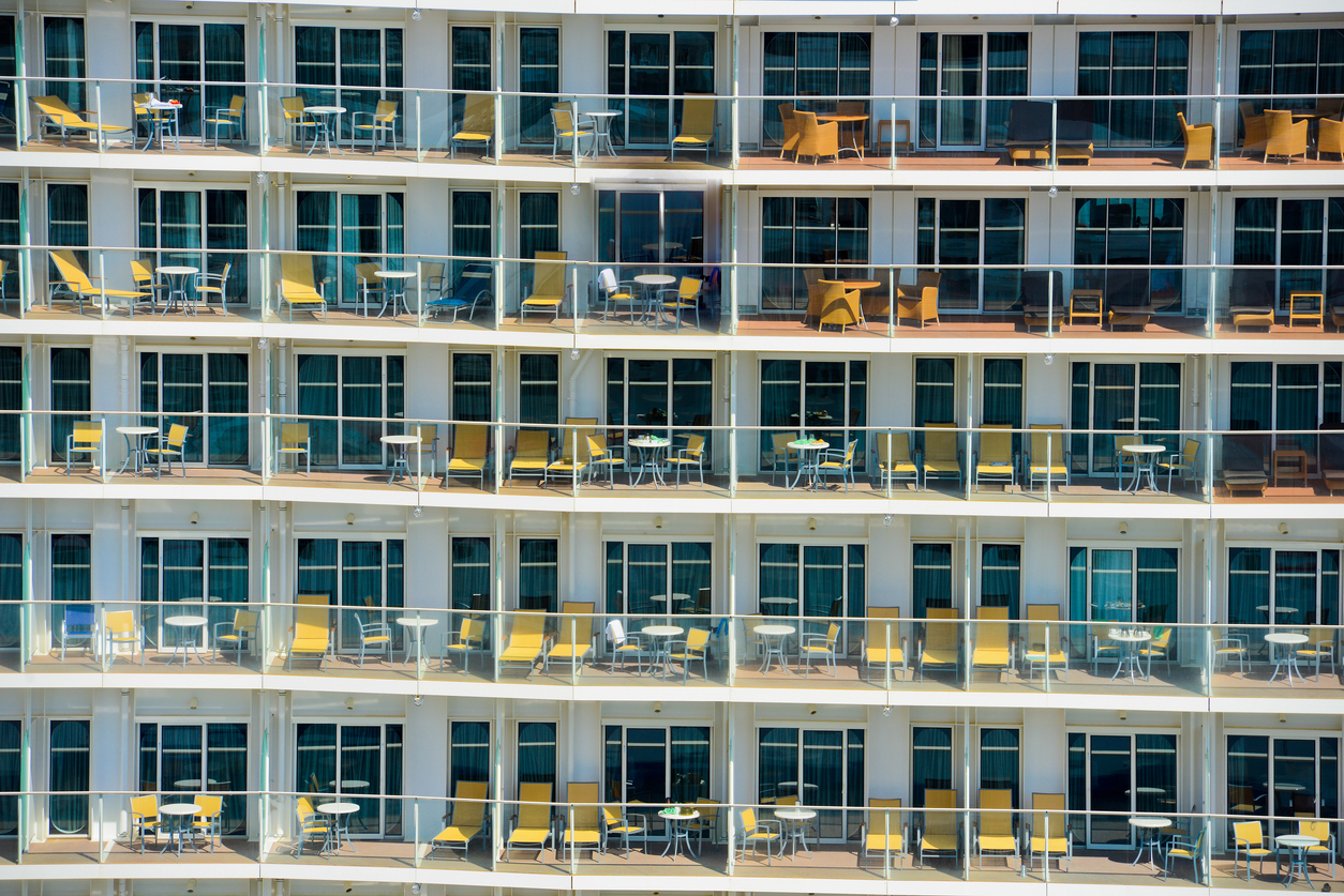 Balcons de navire de croisière.  © iStock / costinc79