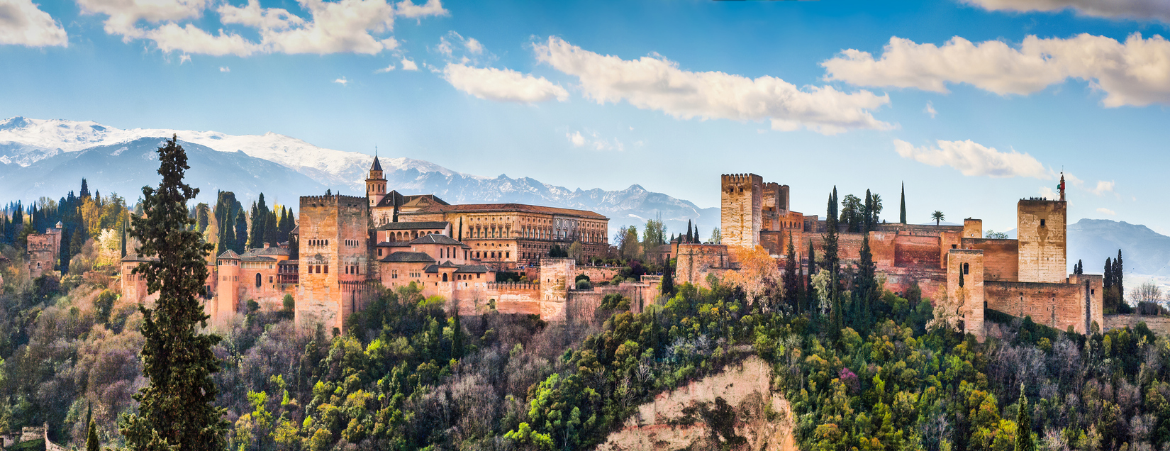 La Sierra Nevada derrière l'Alhambra de Grenade  © iStock / bluejayphoto