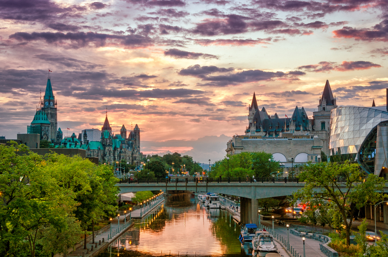 Le canal Rideau avec la Colline du Parlement à gauche et le Château Laurier à droite © iStock / ChristopheLedent