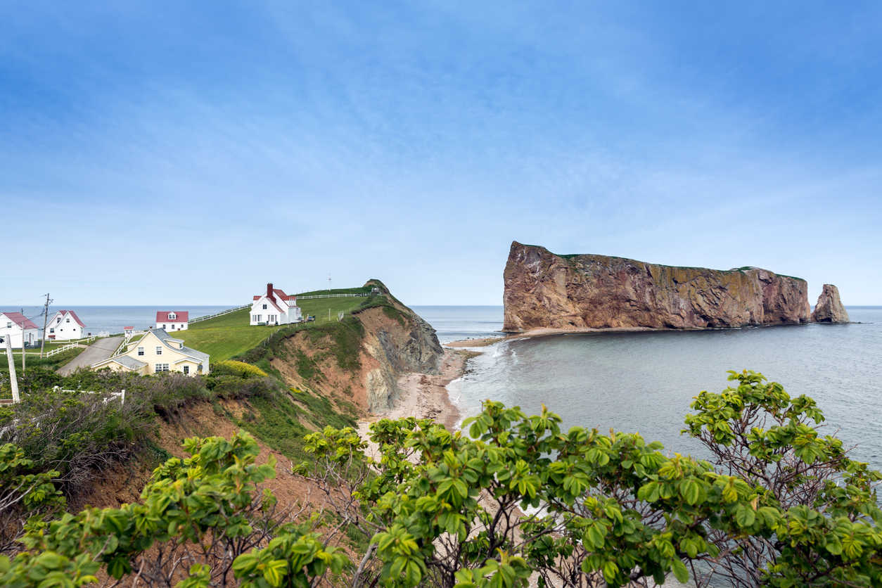 Le Rocher percé vu depuis Percé, Québec, Canaa © iStock / Onfokus