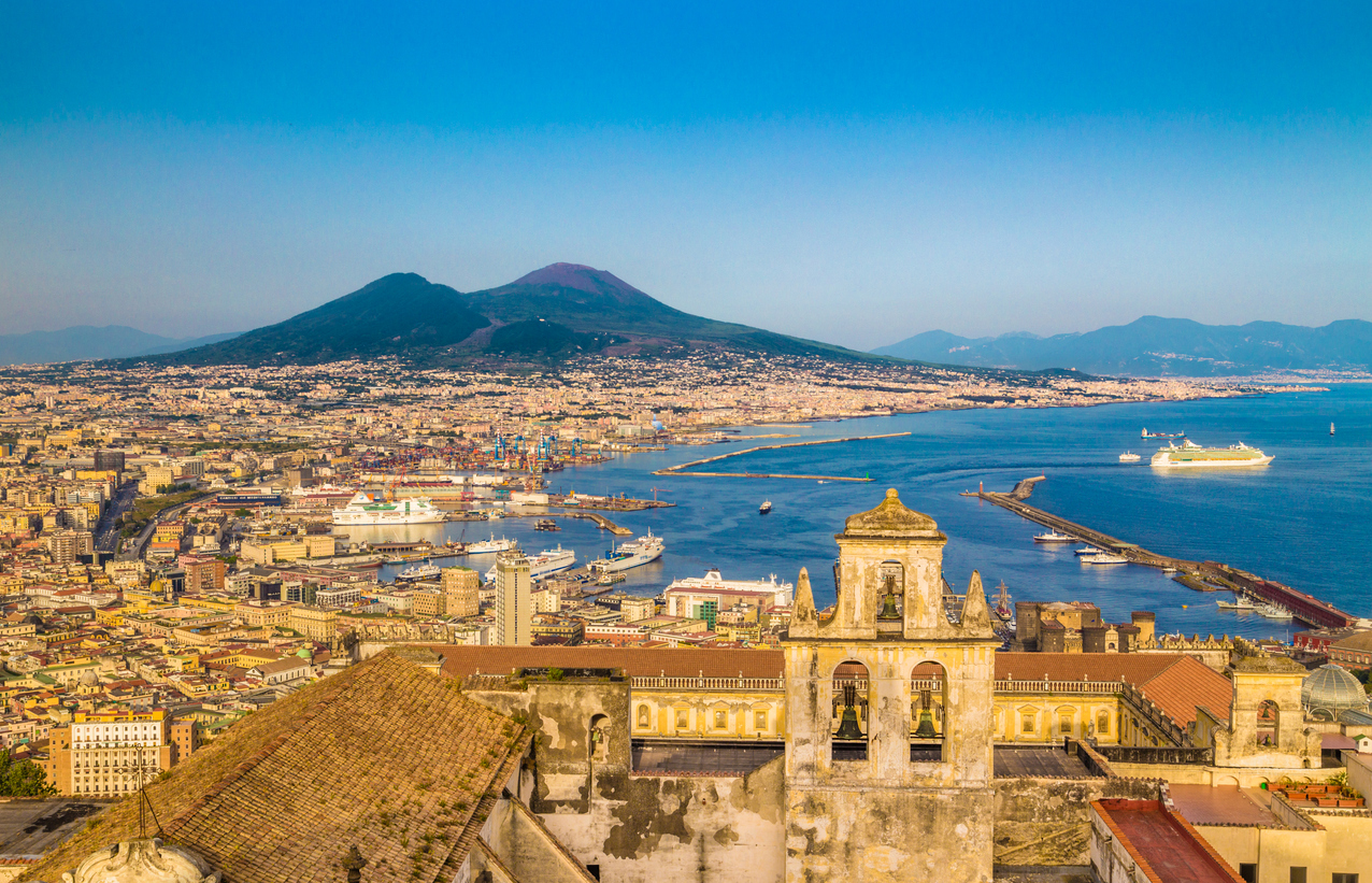 Vue panoramique sur Naples, avec le Vésuve en arrière-plan © iStock / bluejayphoto