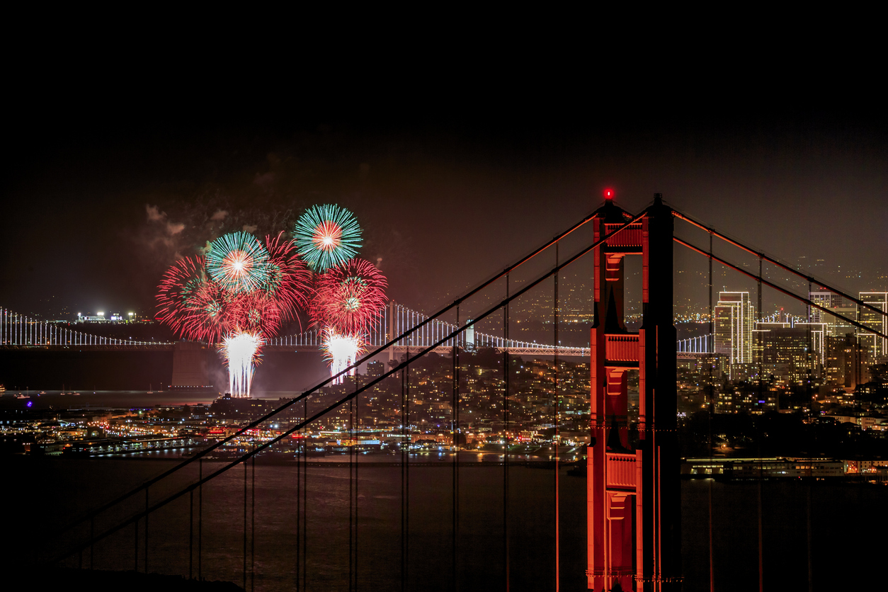 Feux d'artifice à San Francisco, depuis le Golden Gate bridge © iStock / pondylolithesis