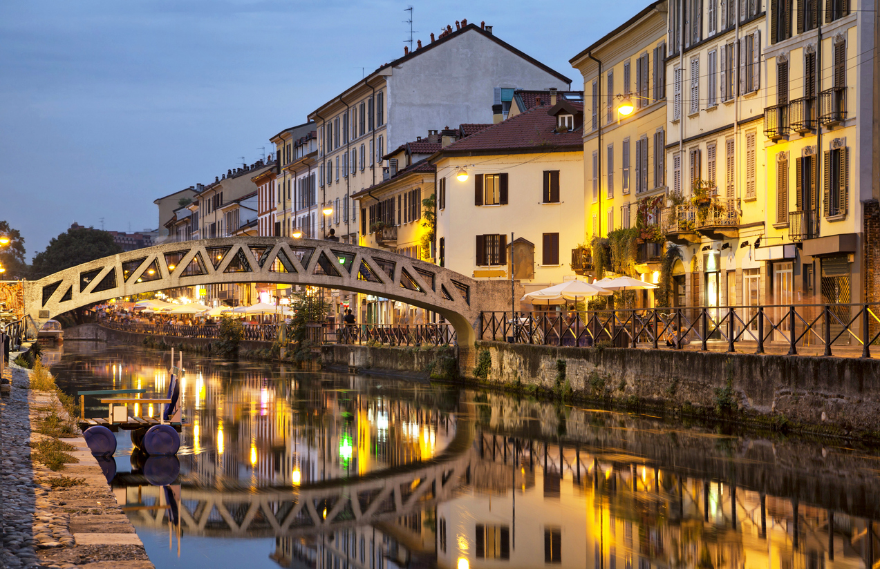 Terrasses au bord du canal Naviglio Grande, Milan, Italie © iStock / bbsferrari