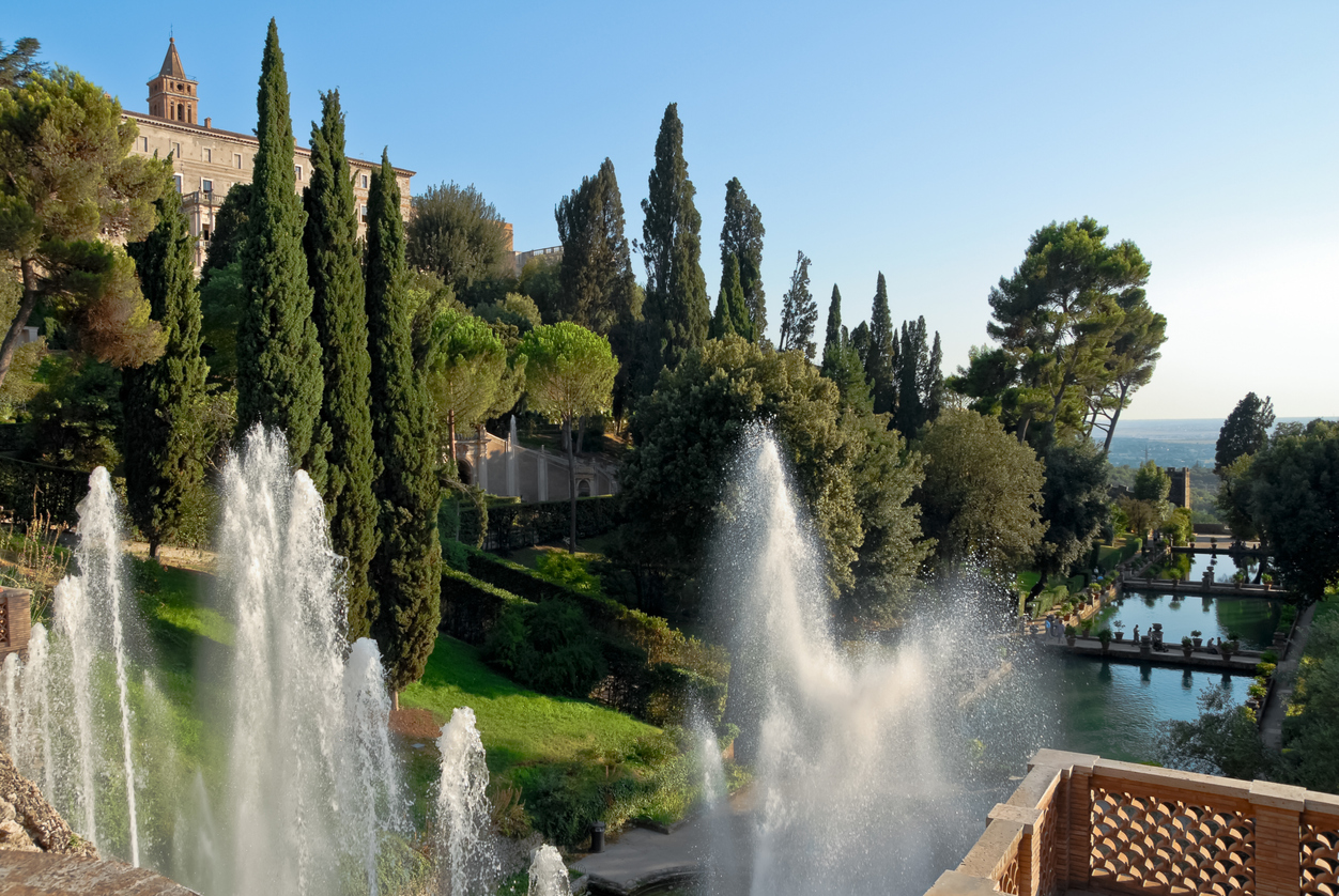 Les jardins de la Villa d'Este à Tivoli dans le Latium derrière la fontaine de Neptune © iStock / Rasoft74