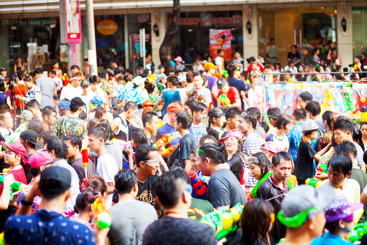 La fête de l'eau, Songkran, à Bangkok, Thaïlande, qui est célébrée les 13, 14 et 15 avril. © iStock / justhavealook