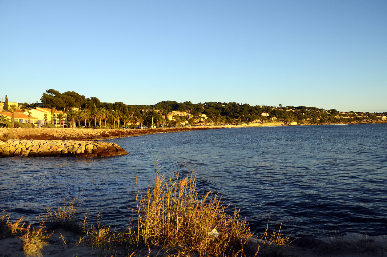Le littoral du Var à Bandol  © iStock / fullempty
