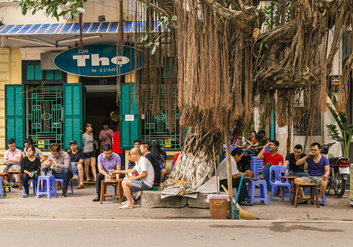 Un café vietnamien sur rue.  © iStock / danefromspain