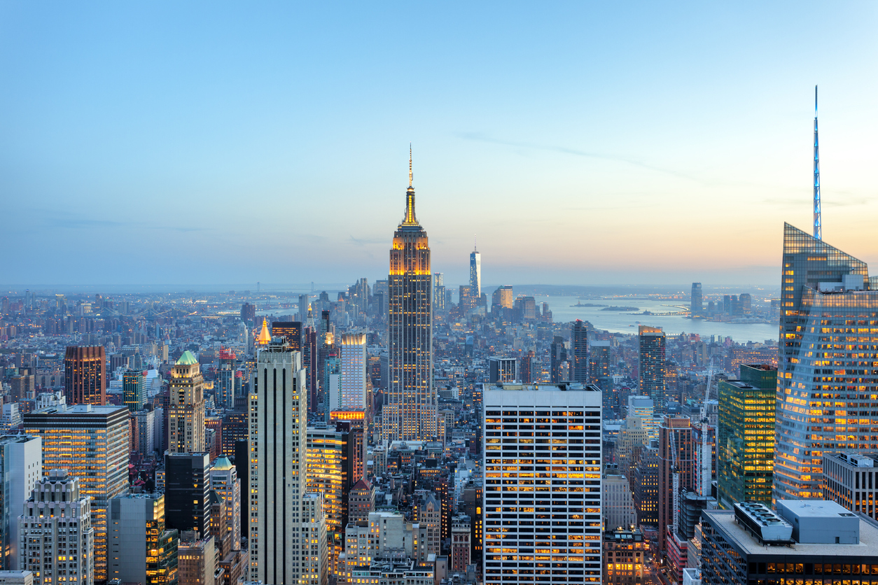 L'Empire State Building trône au milieu de Midtown Manhattan.  | © iStock / Bim