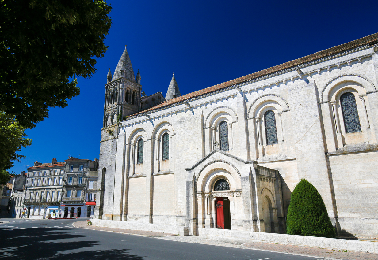 La cathédrale d’Angoulême qui affiche l'art roman saintongeais. © iStock / Jorisvo