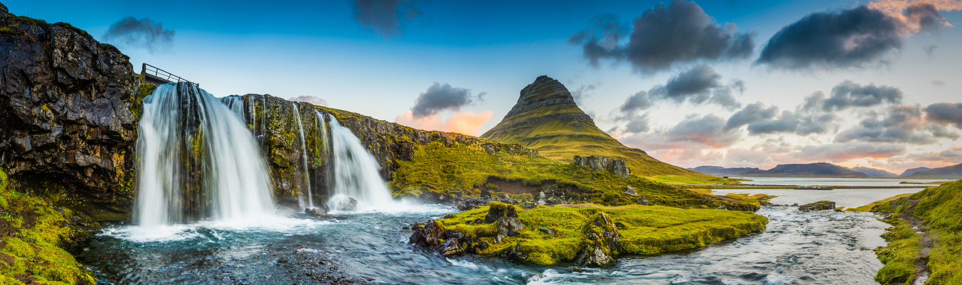 Cascades sous les pics rocheux, Kirkjufell, Islande  © iStock / fotoVoyager