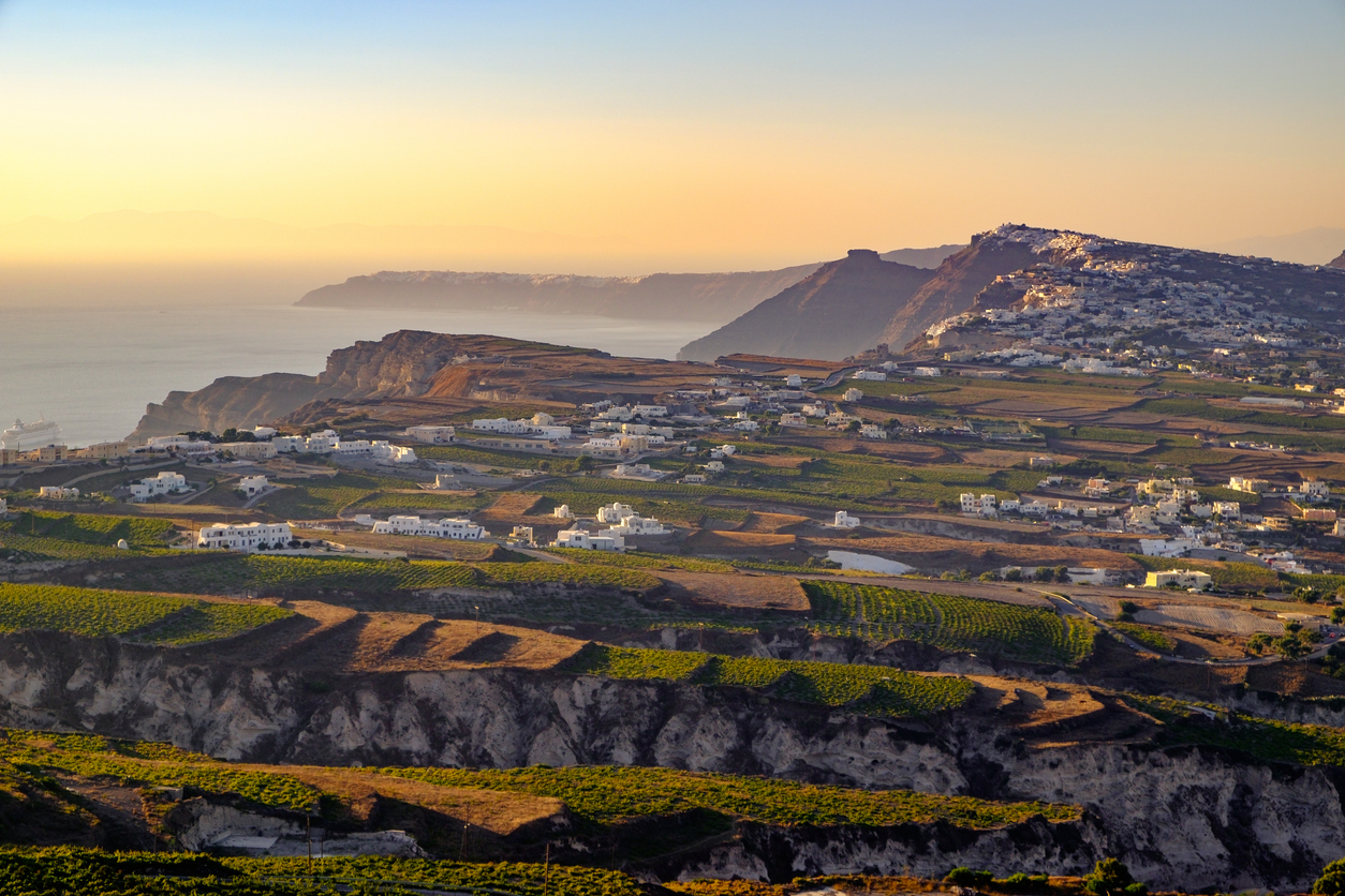 L'île de Santorin, en Grèce, et ses vignobles.  © iStock / MartinM303