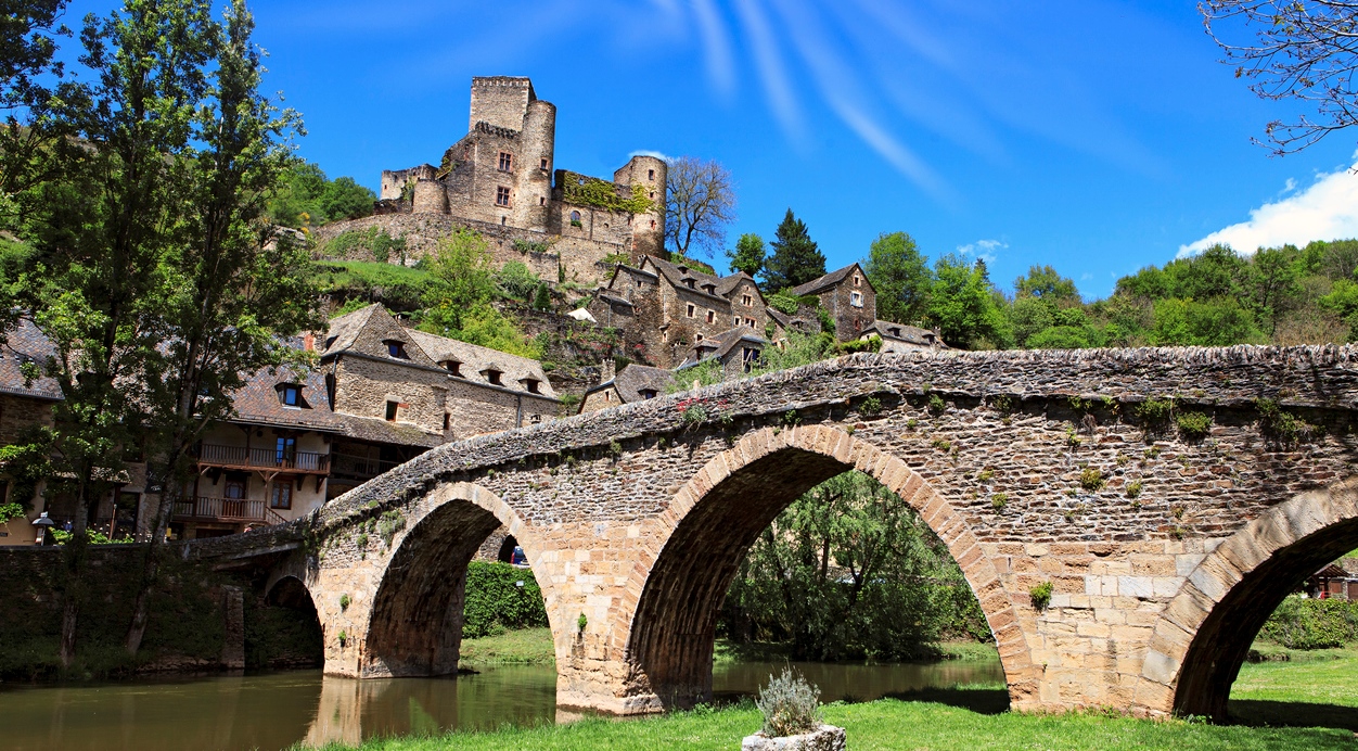 Le château de Belcastel et son pont de pierre, département de l'Aveyron, région Occitanie. © iStock / aronaze