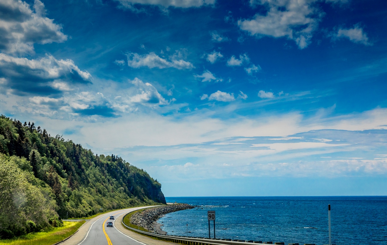 Au bord de fleuve Saint-Laurent, sur Route 132, près de Cap-au Renard en Haute-Gaspésie, Québec.  © iStock / Instants