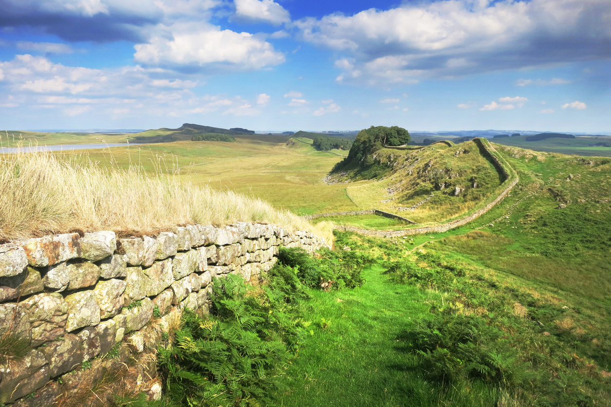 Le mur d'Hadrien qui marque la frontière entre l'Écosse et l'Angleterre © . iStock / hiking_photographer