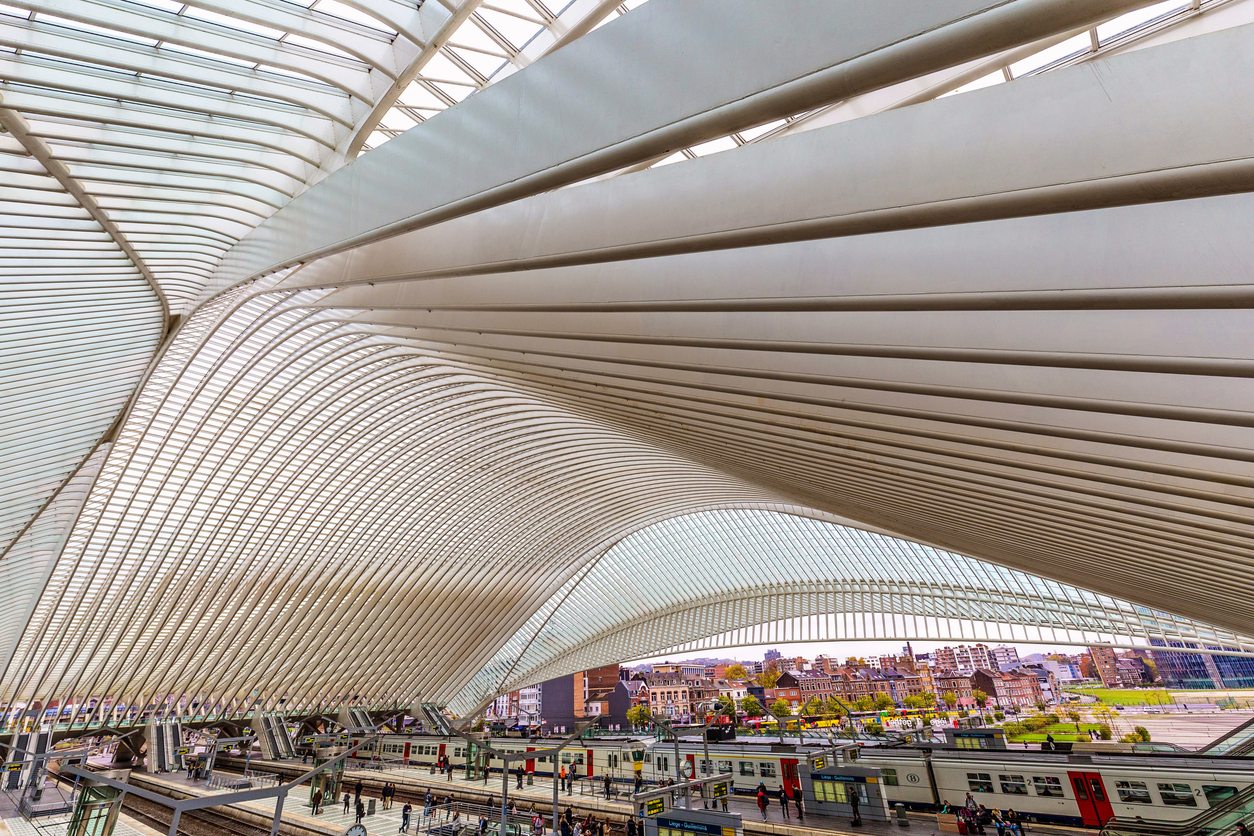 La gare de Liège-Guillemins conçue par le célèbre architecte catalan Santiago Calatrava, Liège, Wallonie, Belgique. © iStock / Serbek