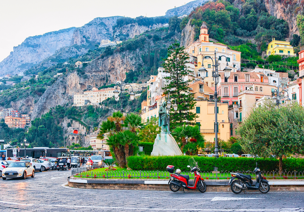 Amalfi et la merveilleuse côte Amalfitaine - photo © iStock-RomanBabakin
