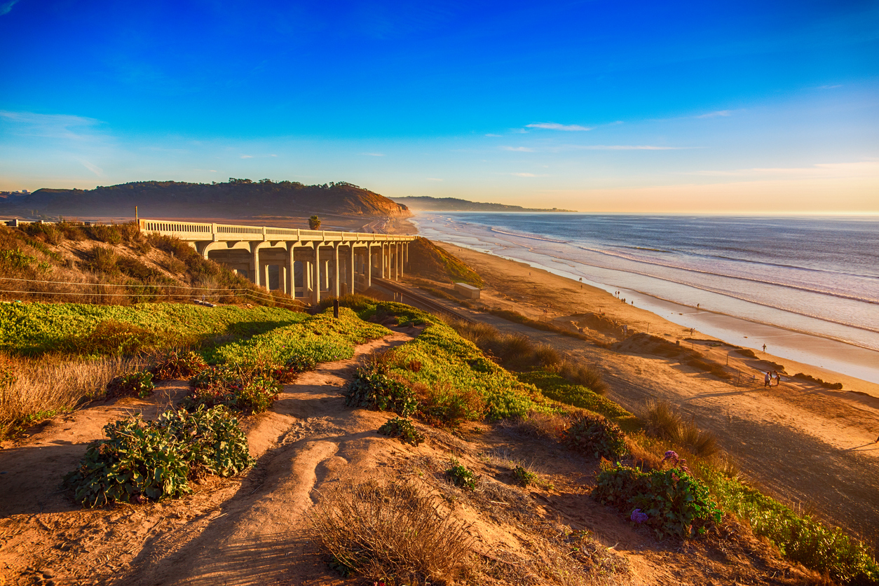 Pacific Coast Highway 101 à Del Mar, au nord de San Diego, Californie.  © iStock / Art Wager