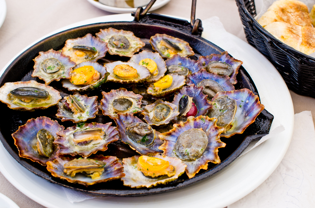  Un plat de lapas (patelles) aux Canaries. © iStock / CCat82