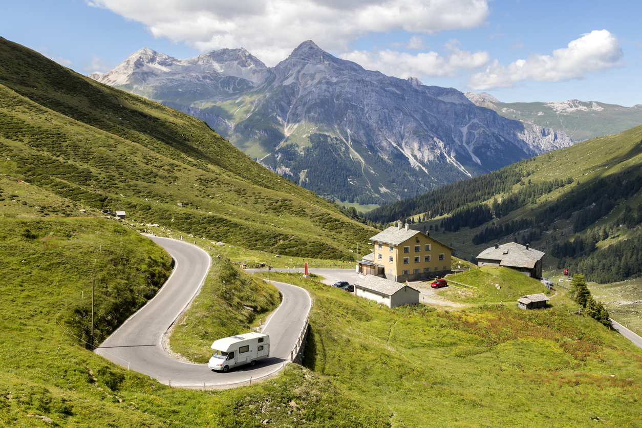 Camping-car sur une route Alpine en Suisse.  © iStock / Bim