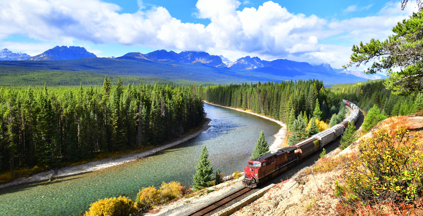 Passage d'un train près du parc national de Banff, Alberta, Ouest canadien © iStock / MJ_Prototype