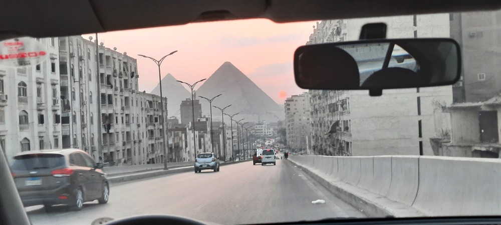 Pyramide vue depuis une route de banlieue Photo © Daniel Desjardins