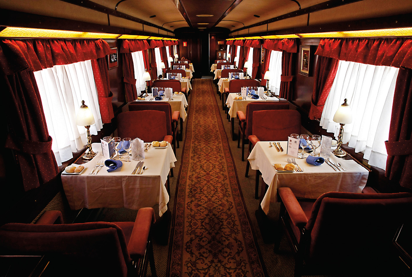 El_Transcantabrico_-_dining_car_(5056636905).tif