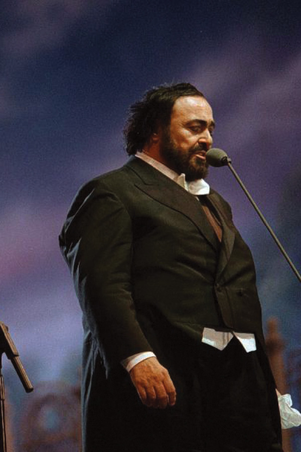 Elton_John_with_Luciano_Pavarotti_in_Modena_1996.tif