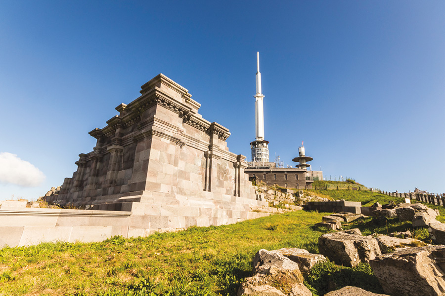 iStock-1276910345_puy-dome-sommet.tif