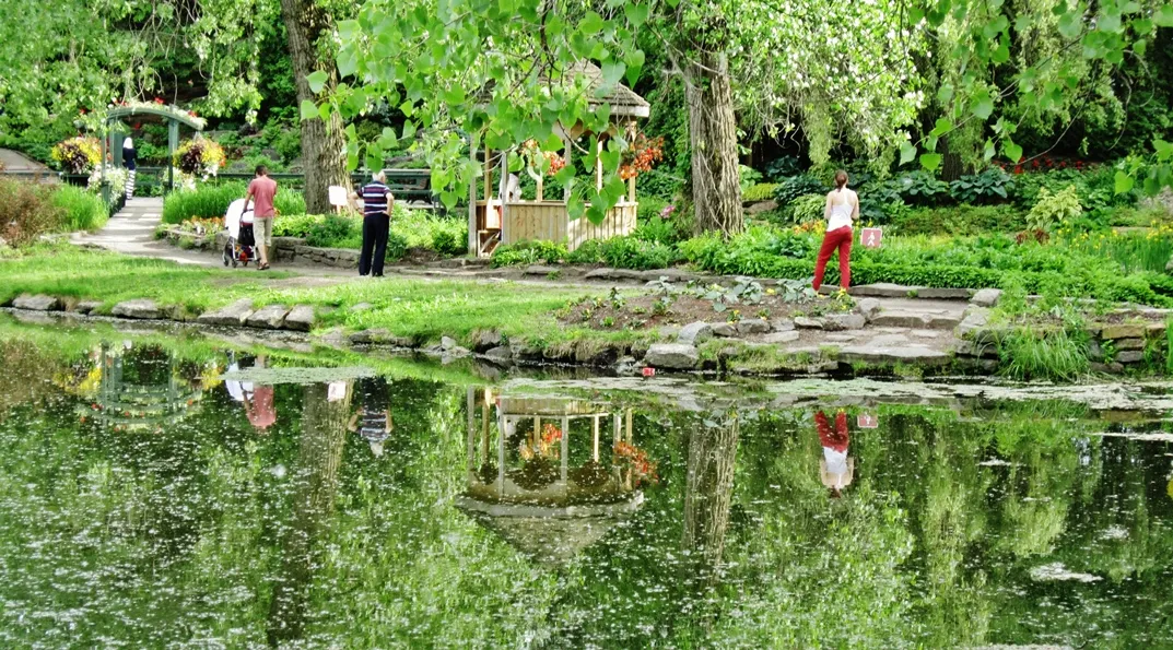 Un étang au Centre de la Nature de Laval CC-BY-3.0 Richard Mc Neil