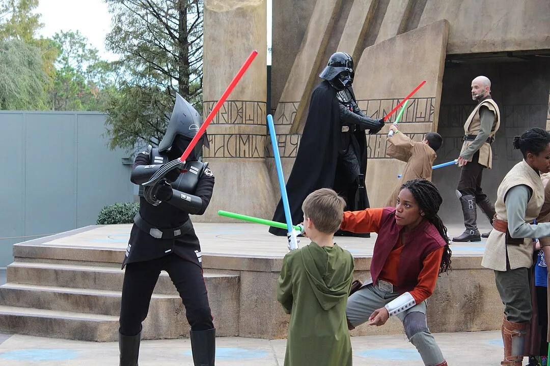 The Seventh Sister and Darth Vaderaffrontent de jeunes padawans au Trials of the TemplePar Theme Park Tourist - Flickr, CC BY 2.0, https://commons.wikimedia.org/w/index.php?curid=46116826