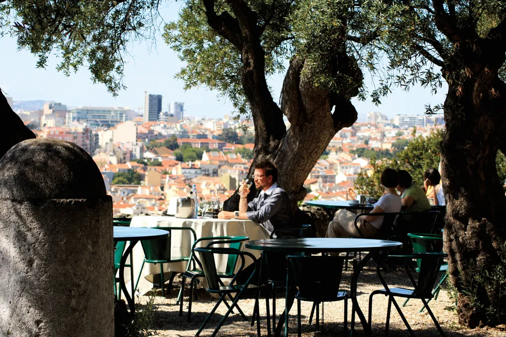 S'attabler à Porto en plein air....©iStockphoto/bonchan