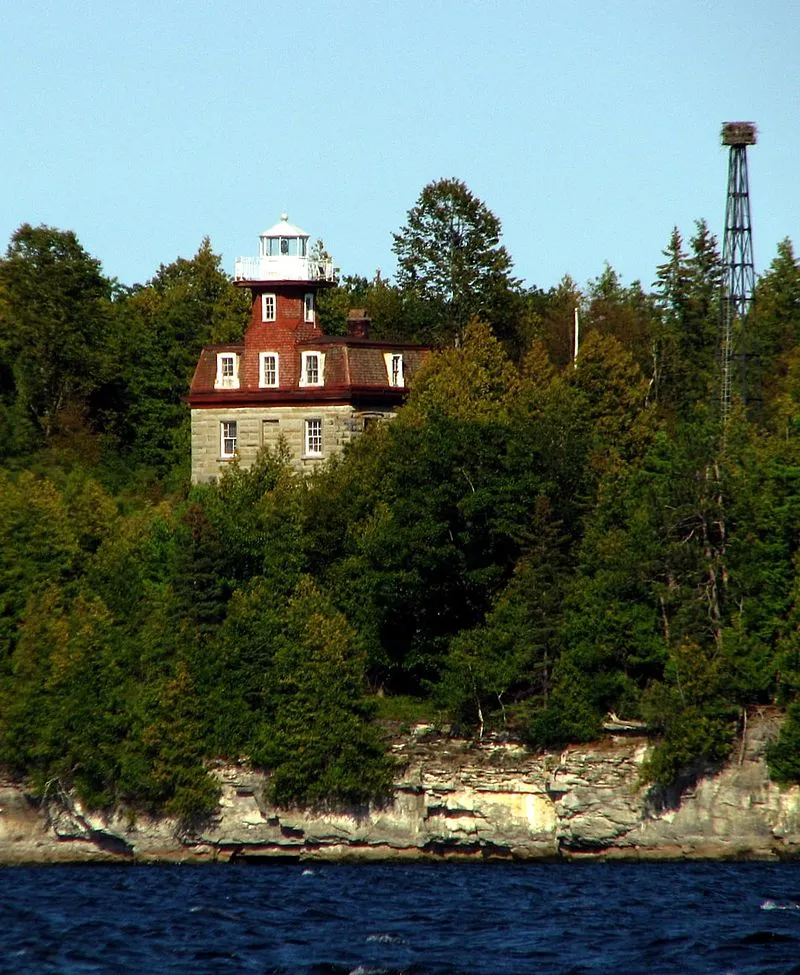 Bluff Point Light sur l'île de Valcour, Lac Champlain, État de New-York CC BY-SA 3.0  Mwanner 
