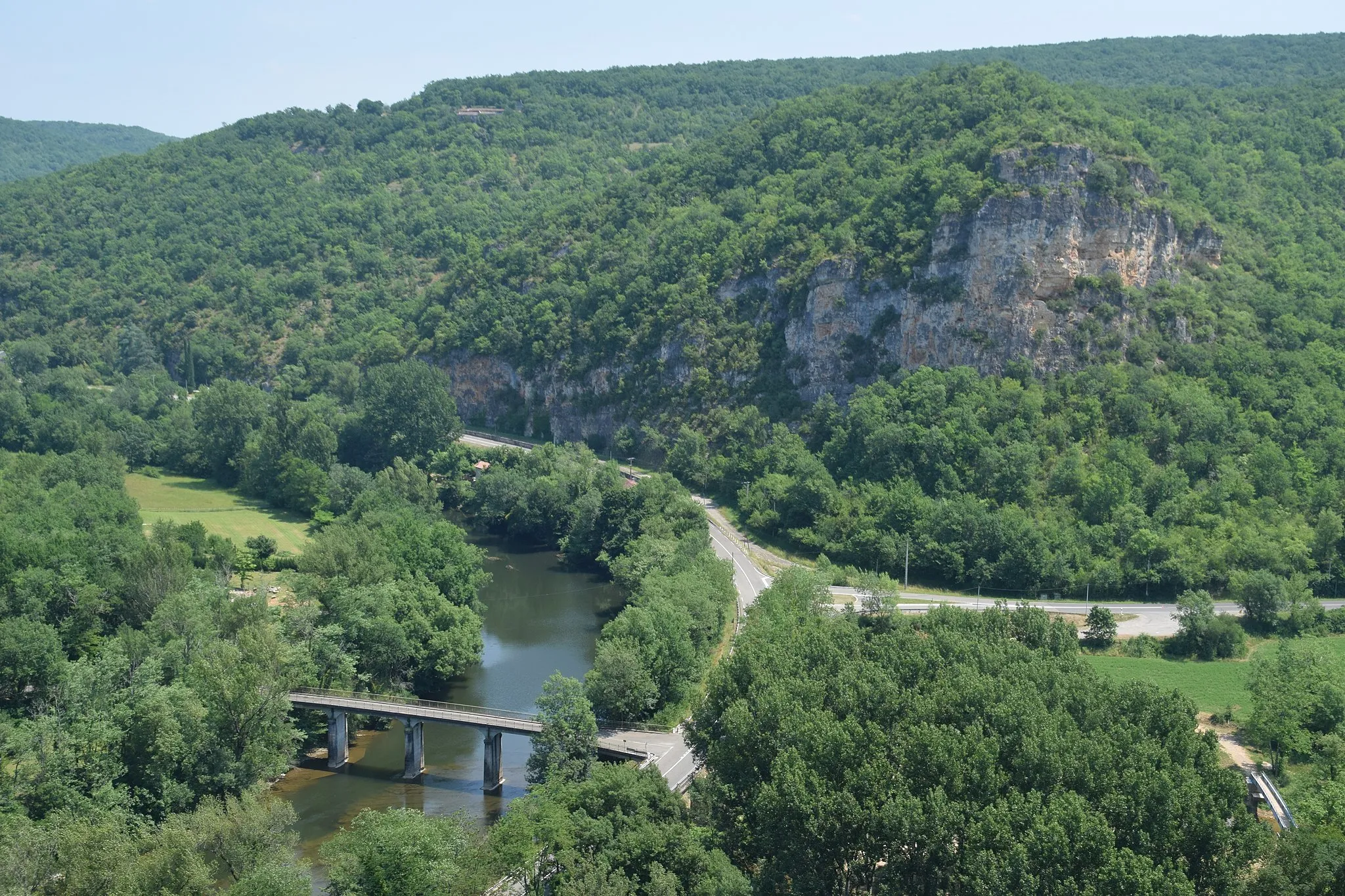 La rivière Aveyron à Bruniquel, Tarn-et-Garonne, Occitanie, France.  Krzysztof Golik https://creativecommons.org/licenses/by-sa/4.0/deed.en