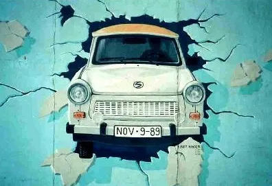 Graffiti d'une Trabant, voiture emblématique de l'Allemagne de l'Est, qui défonce le mur de Berlin. Une création de © Birgit Kinder "Berlin Wall Trabant," Making the History of 1989, photo © Bogdan Giusca