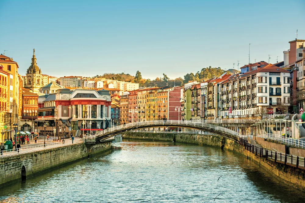 Rives de la Ría del Nervión , Bilbao 
©iStockphoto.com/jon chica parada  