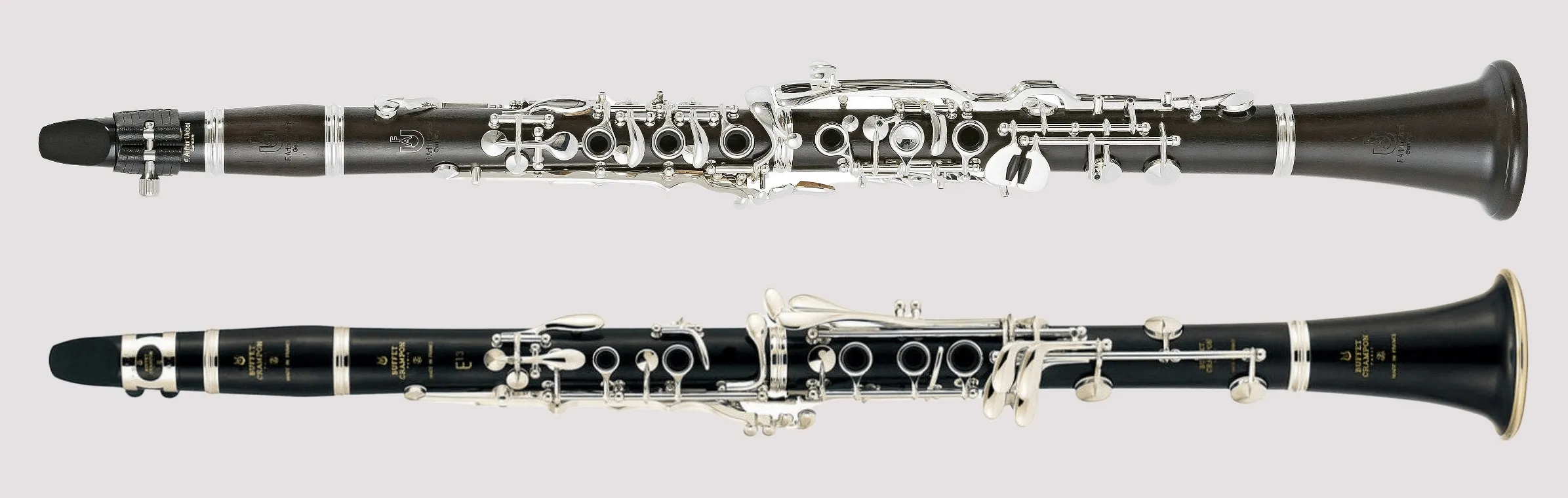 Deux clarinettes en Si♭ Par Buffet Crampon, France + F.A. Uebel, Allemagne; Collage par  Gisbert K —  CC BY-SA 4.0,  Sidney Béchet était un clarinettiste de légende.