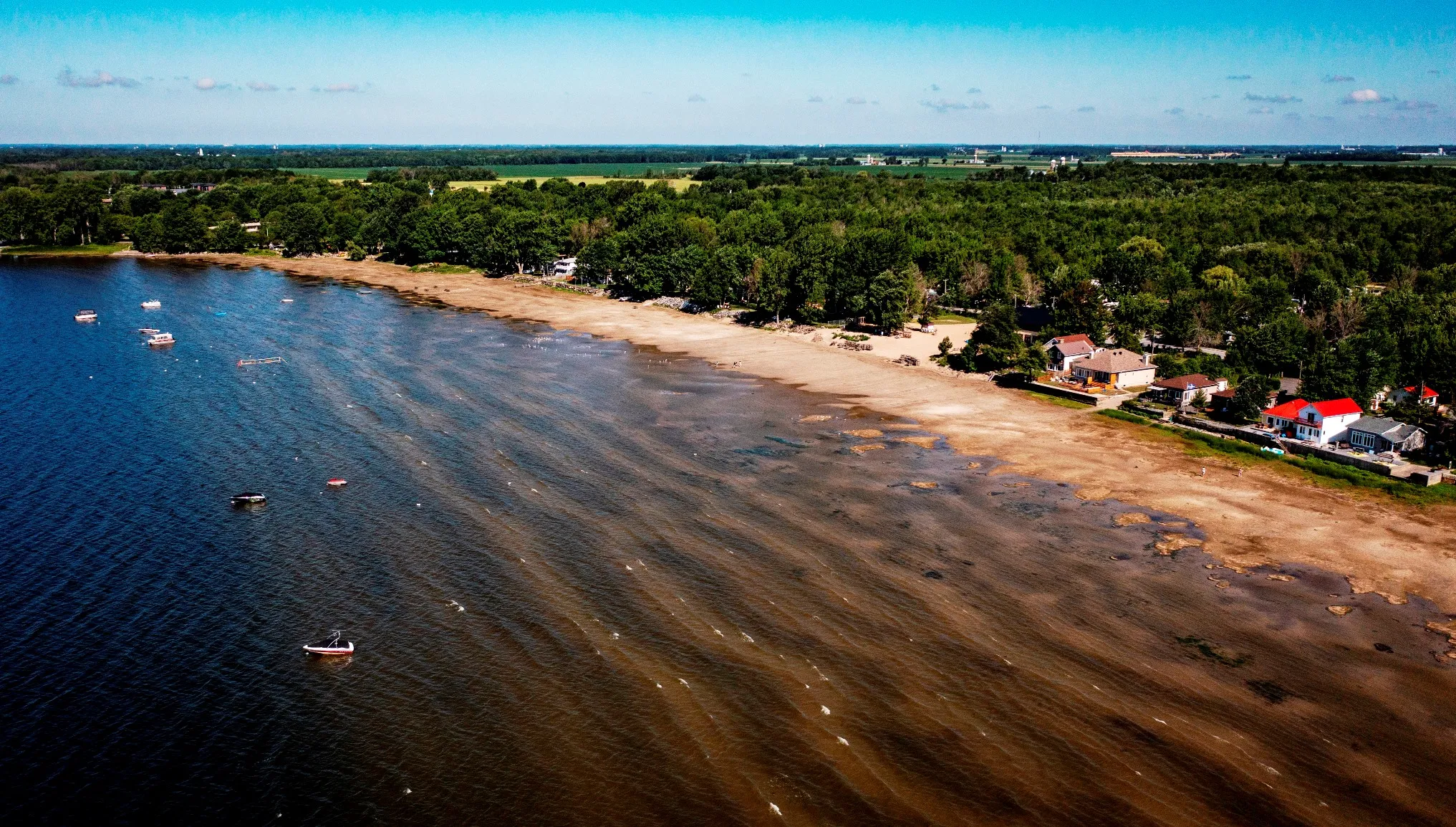 La plage du camping Kirkland au bord du lac Champlain; Montérégie, Québec.  © Sébastien St-Jean. 