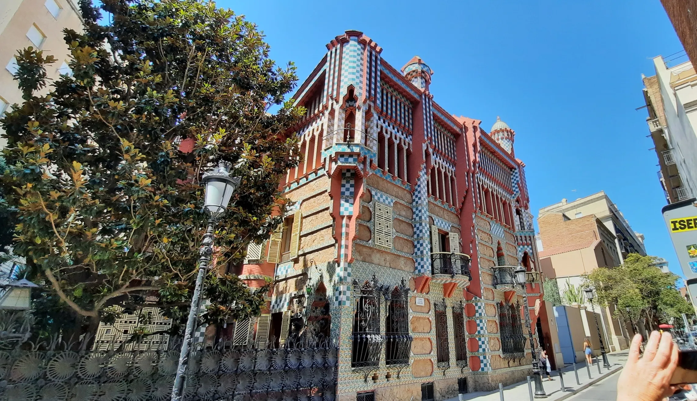 La Casa Vicens un édifice moderniste dans le quartier de Gràcia à Barcelone. Construit par l'architecte Gaudí, son premier projet important, en 1883. ©  Daniel Desjardins