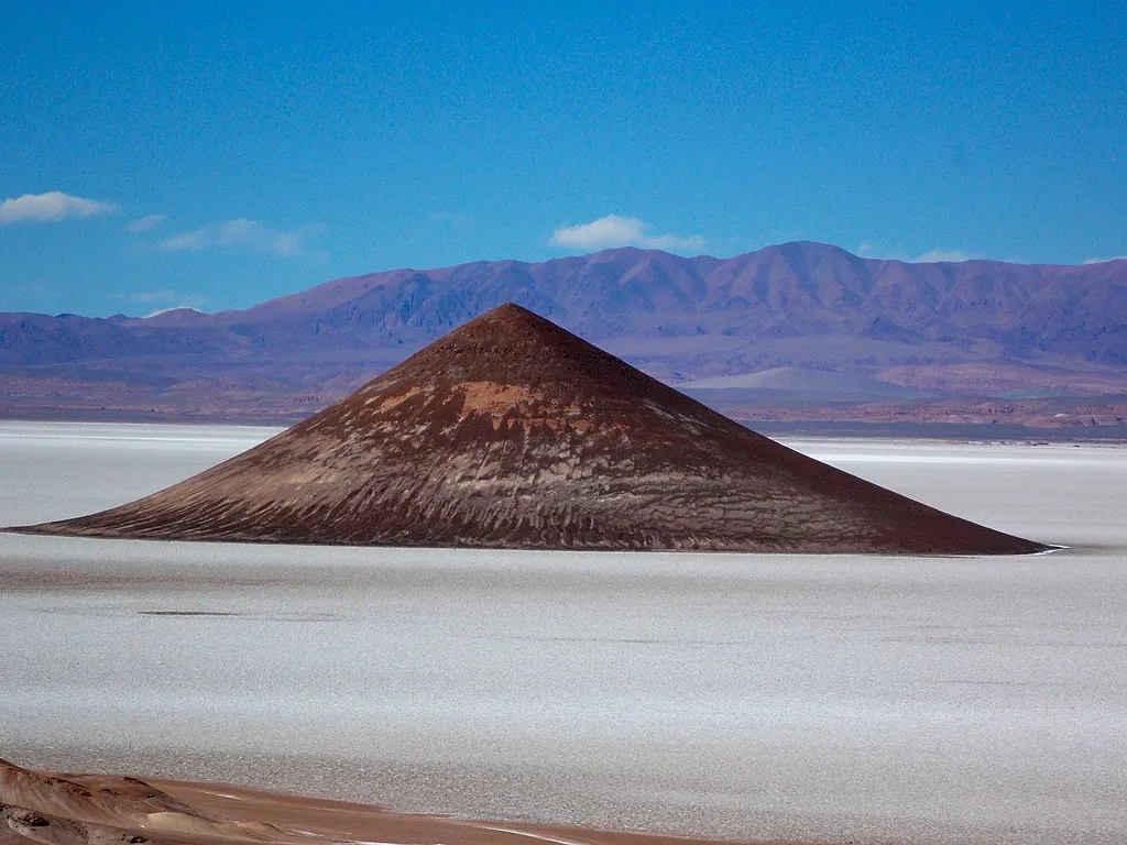 Cône d'Arita dans le Salar de Arizaro, province de Salta, Argentine, dans la Puna, sur l'Altiplano. Ben Stubbs, CC BY 2.0 <https://creativecommons.org/licenses/by/2.0>, via Wikimedia Commons