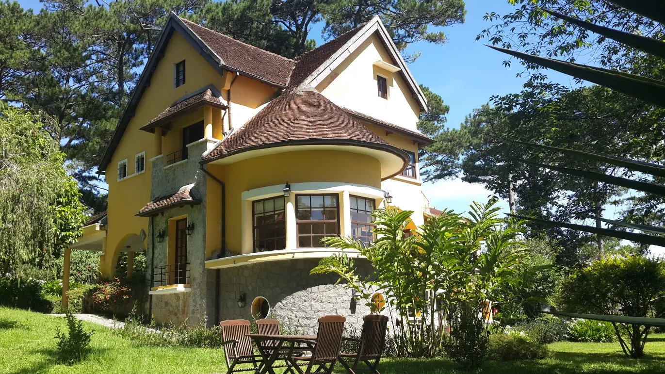 Belle villa à Dalat, Vietnam, centre de villégiature pour les Français qui appréciaient son climat plus frais © Daniel Desjardins