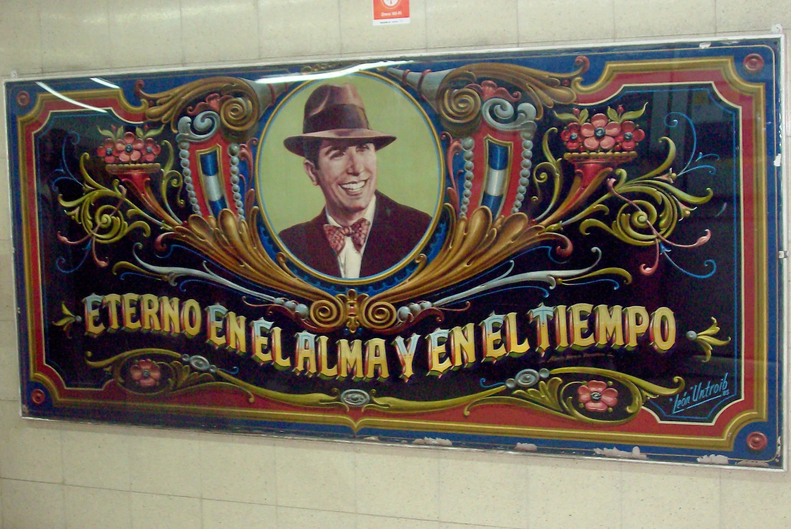 Un "fileteado" de León Untroib, à la station de métro Carlos Gardel à Buenos Aires, Argentine. Photo de Roberto Fiadone, CC BY-SA 3.0, https://commons.wikimedia.org/w/index.php?curid=2131086