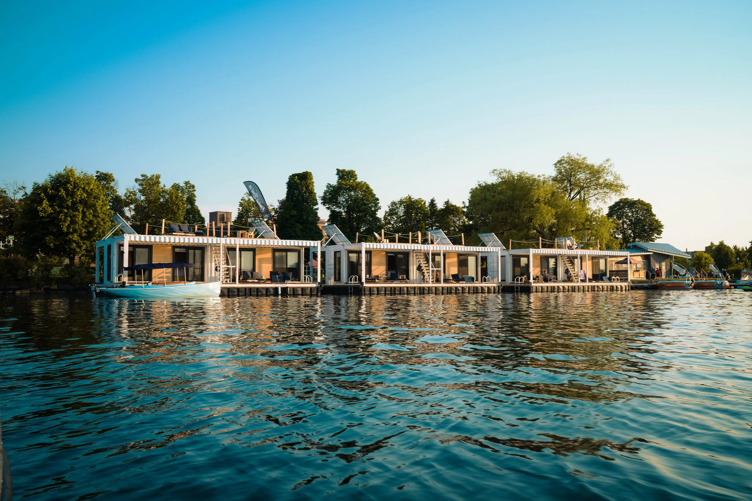 L'hôtel flottant Flotel de Valleyfield sur le lac Saint-François © Flotel
